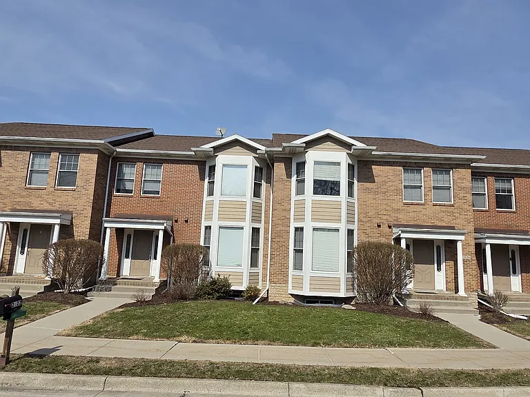 2122 Clinton St — Photo 2