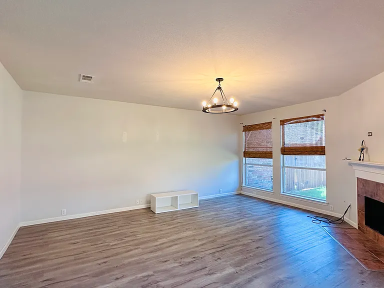 7447 Ravenhill Dr — Photo 4