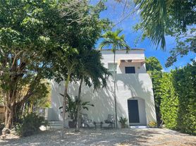 3421 SW 25th St, Miami, FL
