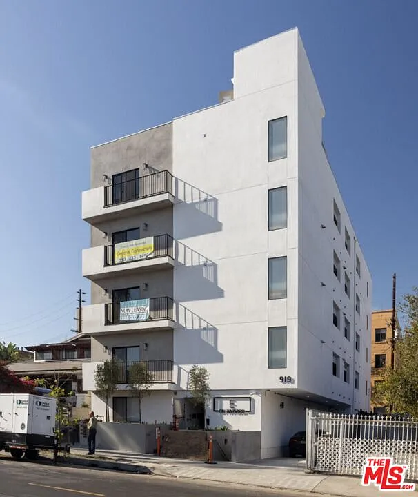 919 S Harvard Blvd #101