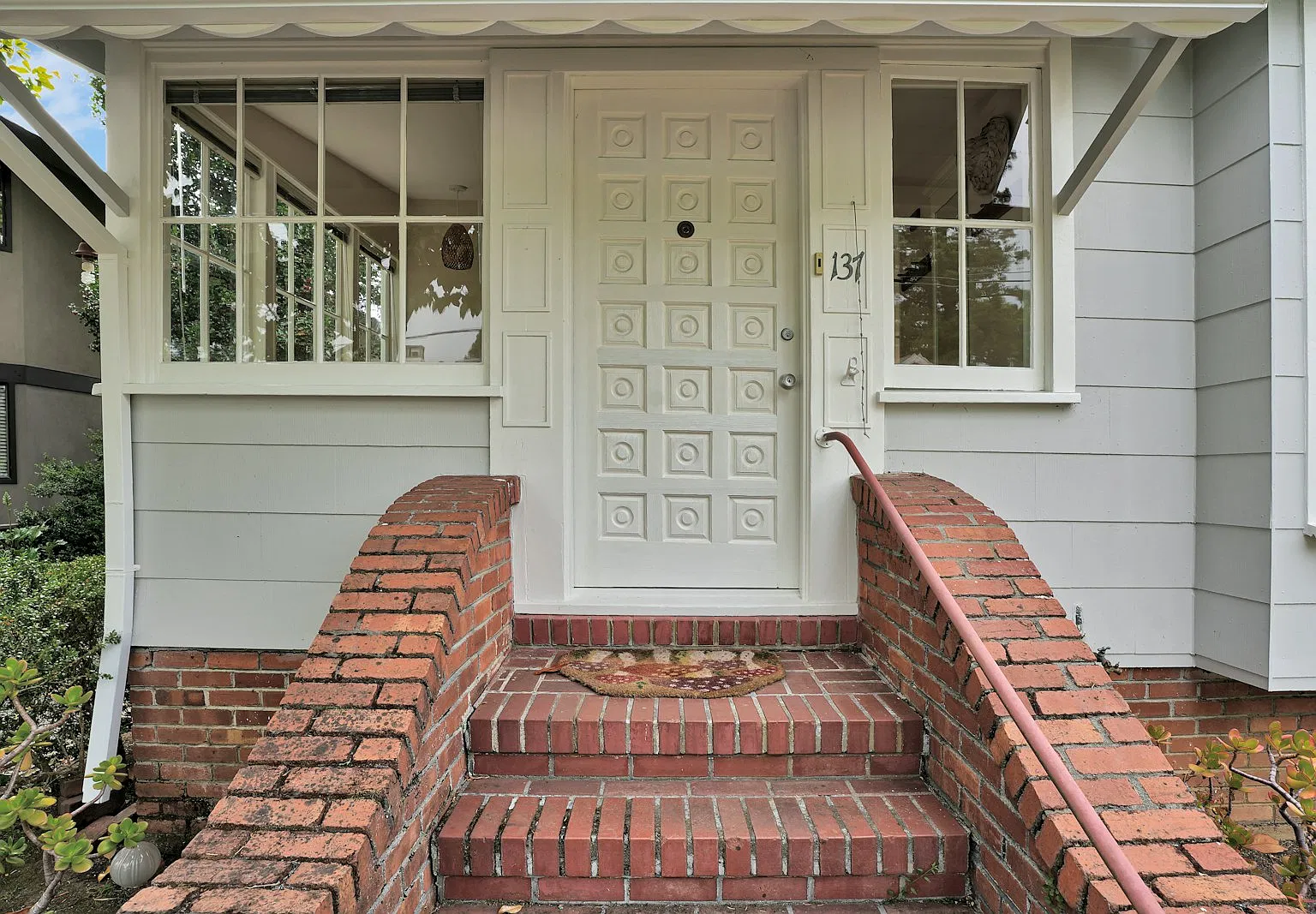 137 La Goma St — Photo 3