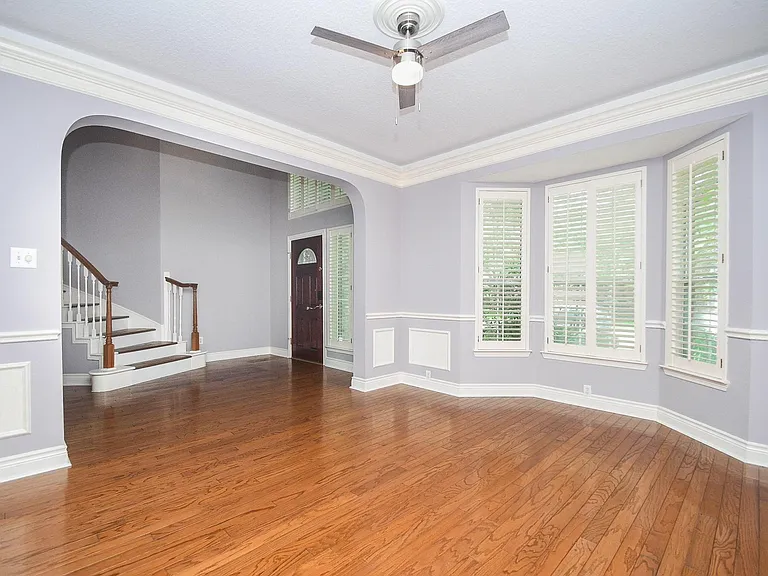 215 Wildmoor Ct — Photo 4