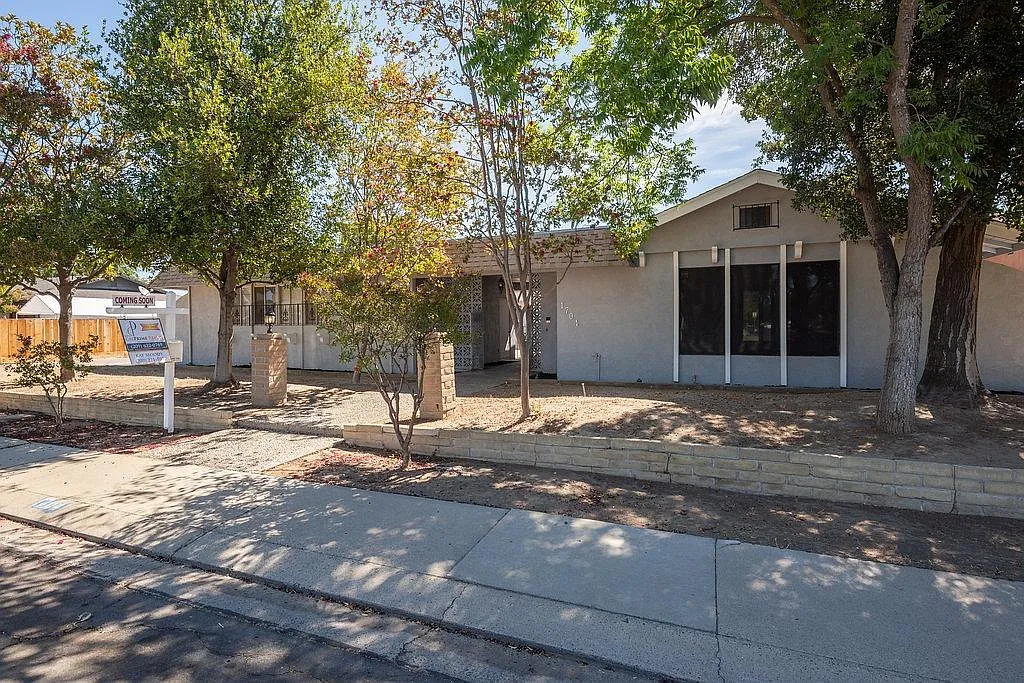 1704 Myrtlewood Dr photo 1