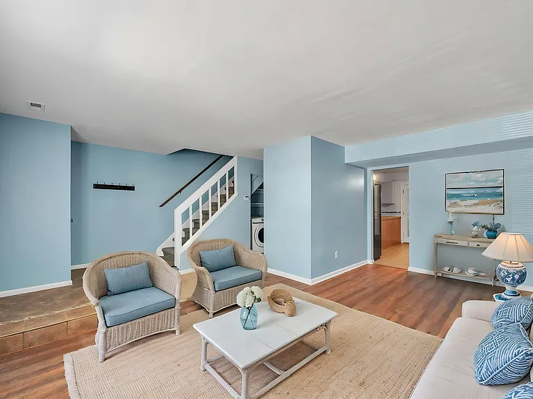 717 Wolftrap Ln — Photo 3