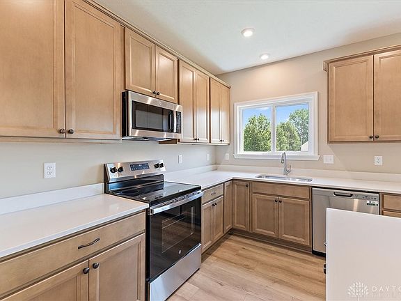 4th image of 675 Deerhurst Dr