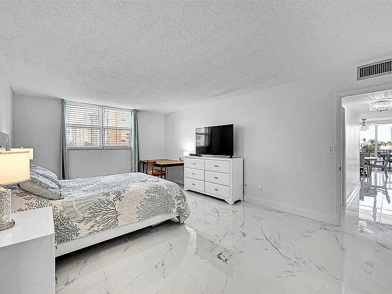 1401 S Ocean Dr #304 — Photo 16