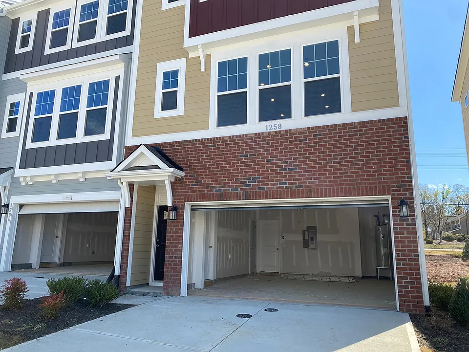 1258 Commack Dr