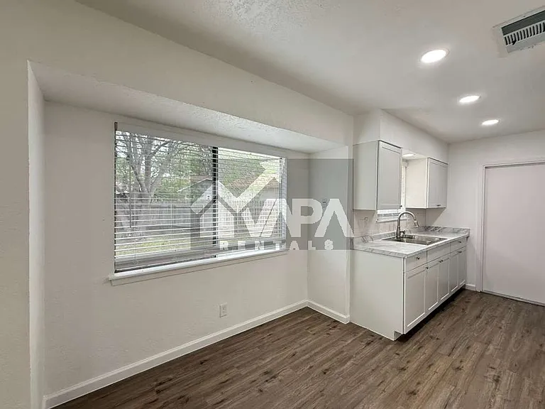 5419 Lake Grove Dr — Photo 9