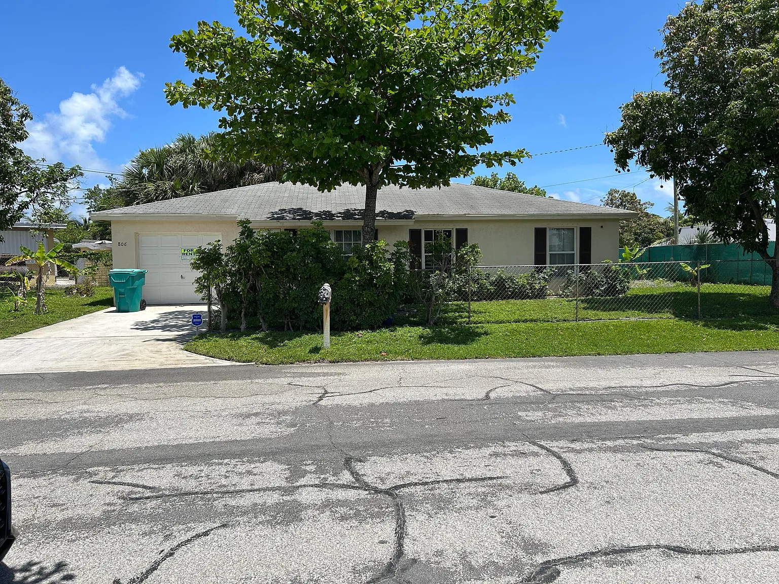 3 bed, 2.0 bath, 1169 sqft, $3,200 — Photo 3
