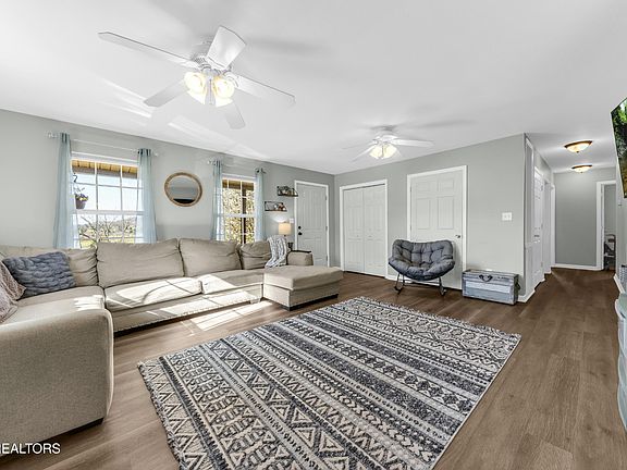 5th image of 626 Kansas Ln