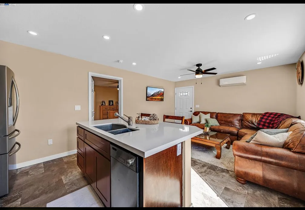 886 Laguna St — Photo 2