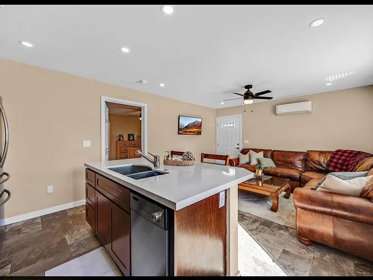 886 Laguna St — Photo 2