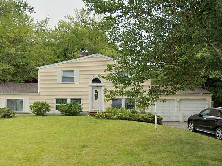 18 Fraternity Ln — Photo 1