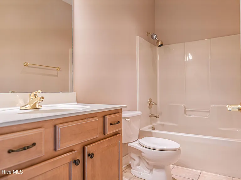 11 Victoria Dr — Photo 35