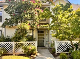 953 E Foxhill Dr, Fresno, CA 93720