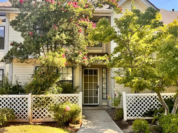 953 E Foxhill Dr, Fresno, CA 93720
