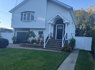 845 Prescott Pl, West Babylon, NY 11704