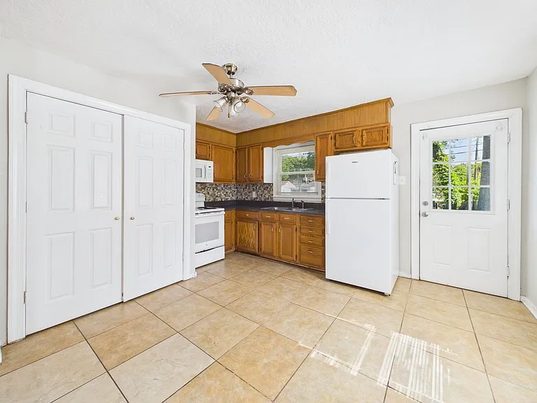 835 Winnetka Ave — Photo 8