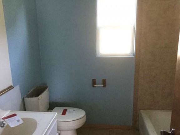 4th image of 2412 Oak Dr