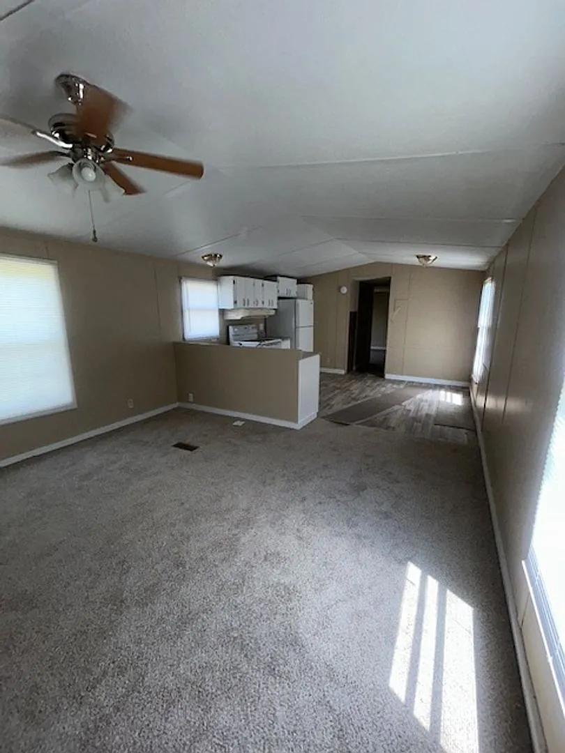3-bedroom, 2-bath mobile home — Photo 3
