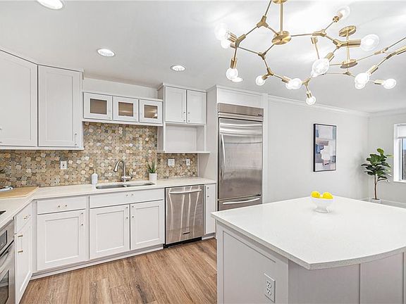 3rd image of 221 W 48th St APT 1003