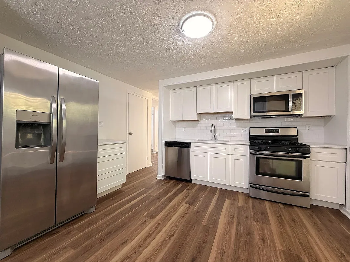 4 bed, 2.5 bath, 1880 sqft, $2,350 — Photo 3