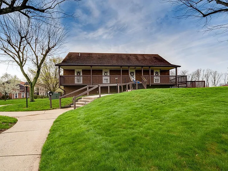 1123 Charleston Ct — Photo 4