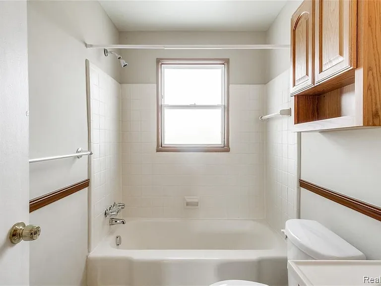 3388 Coolidge Hwy — Photo 15