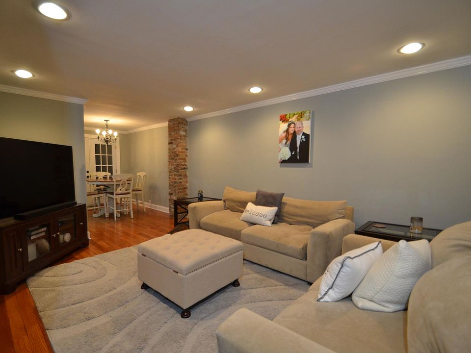 Living Room opens to the dinning room 