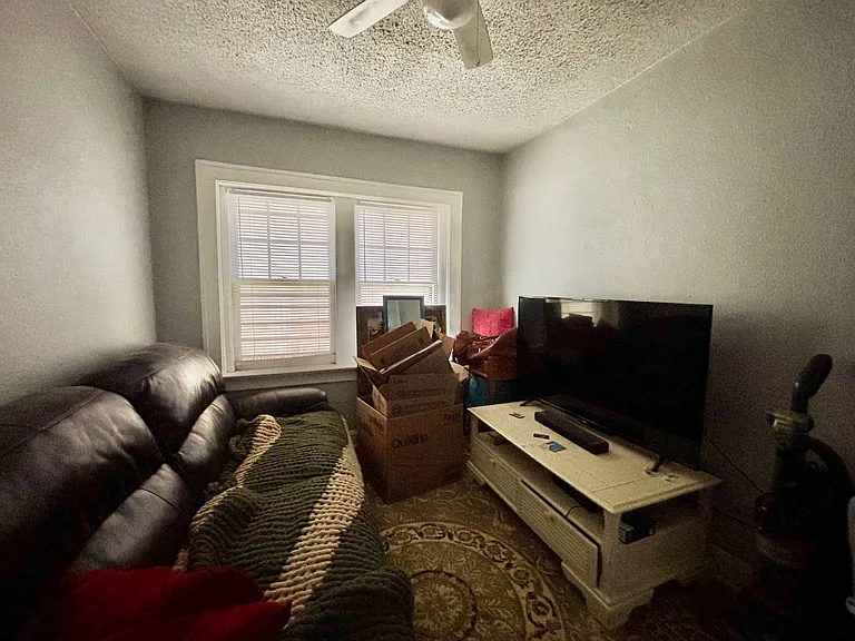 Valentine Place Apartments — Photo 21