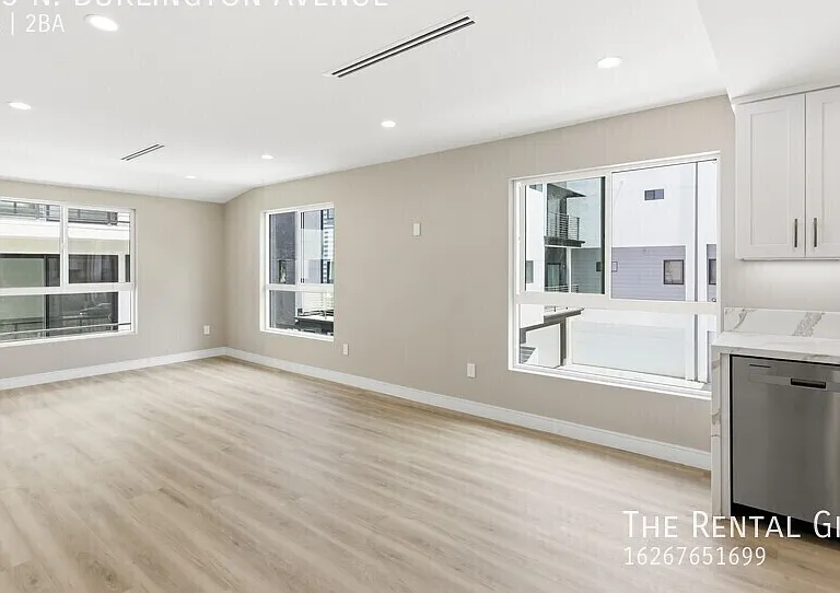 225 N Burlington Ave — Photo 2
