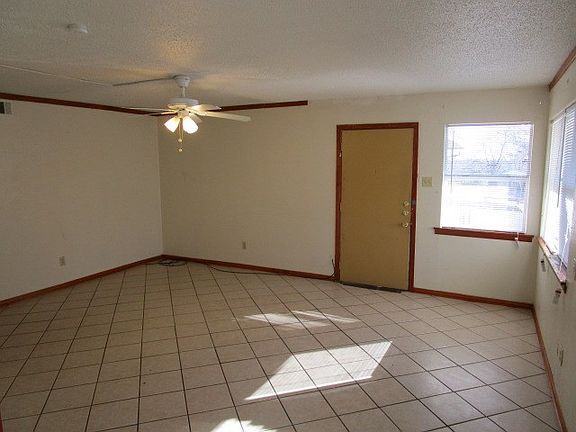 4th image of 2618 Roseland St