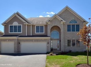 8 Shoal Creek Ct, Lake In The Hills, IL 60156