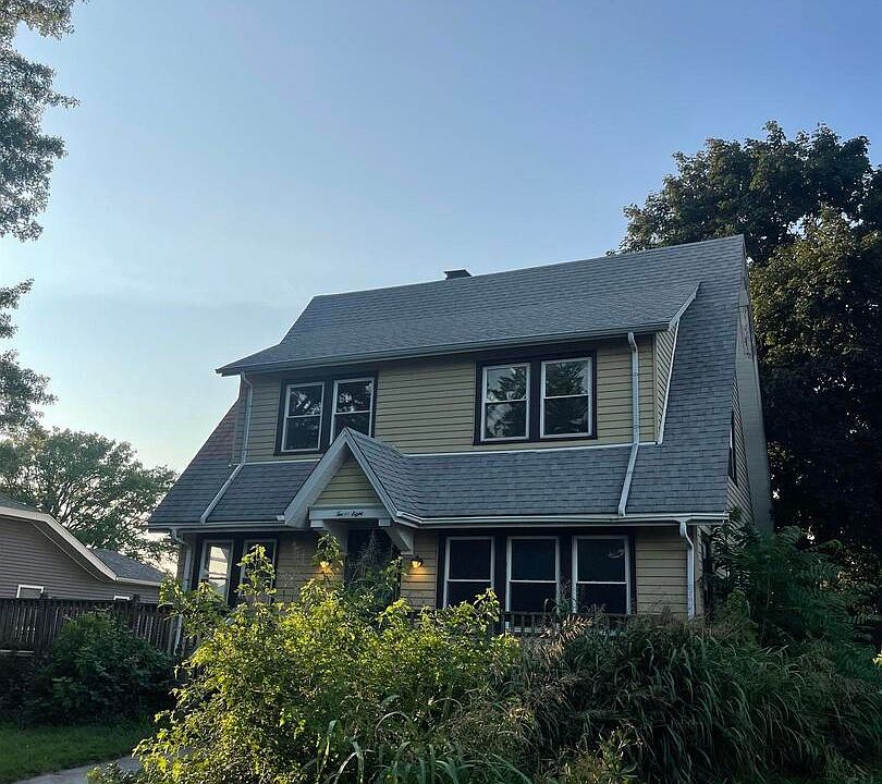 1st image of 208 2nd Ave E