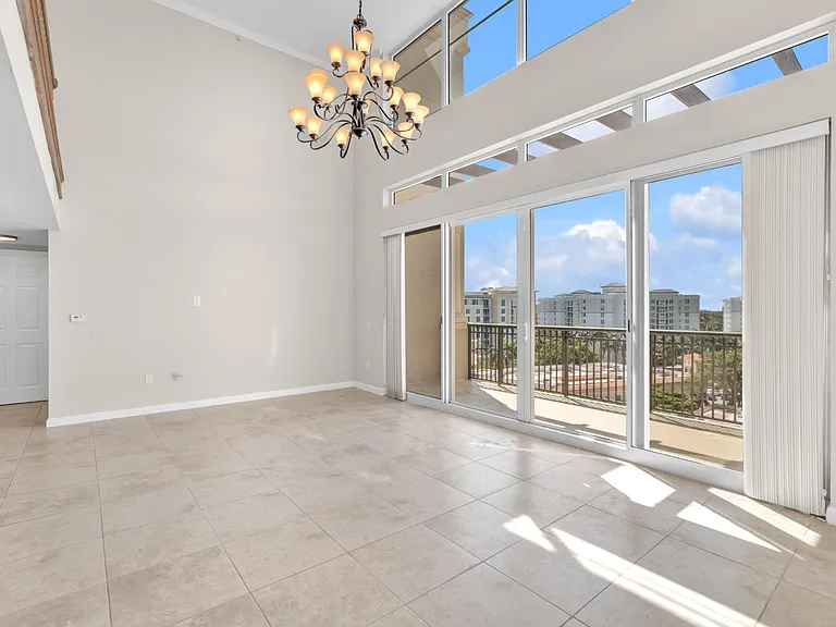 Royal Palm Apartments — Photo 42