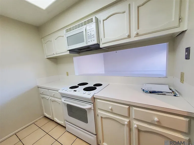 5151 Everett Ln — Photo 4
