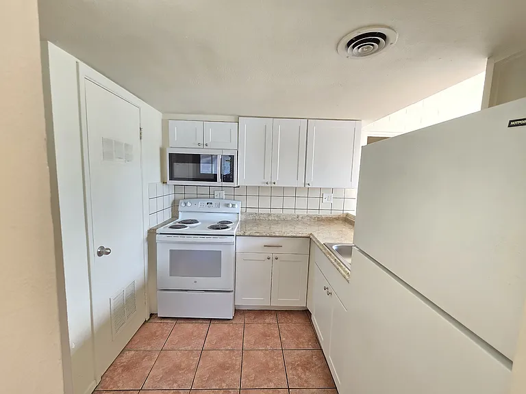 6637 E Cheery Lynn Rd #A — Photo 13