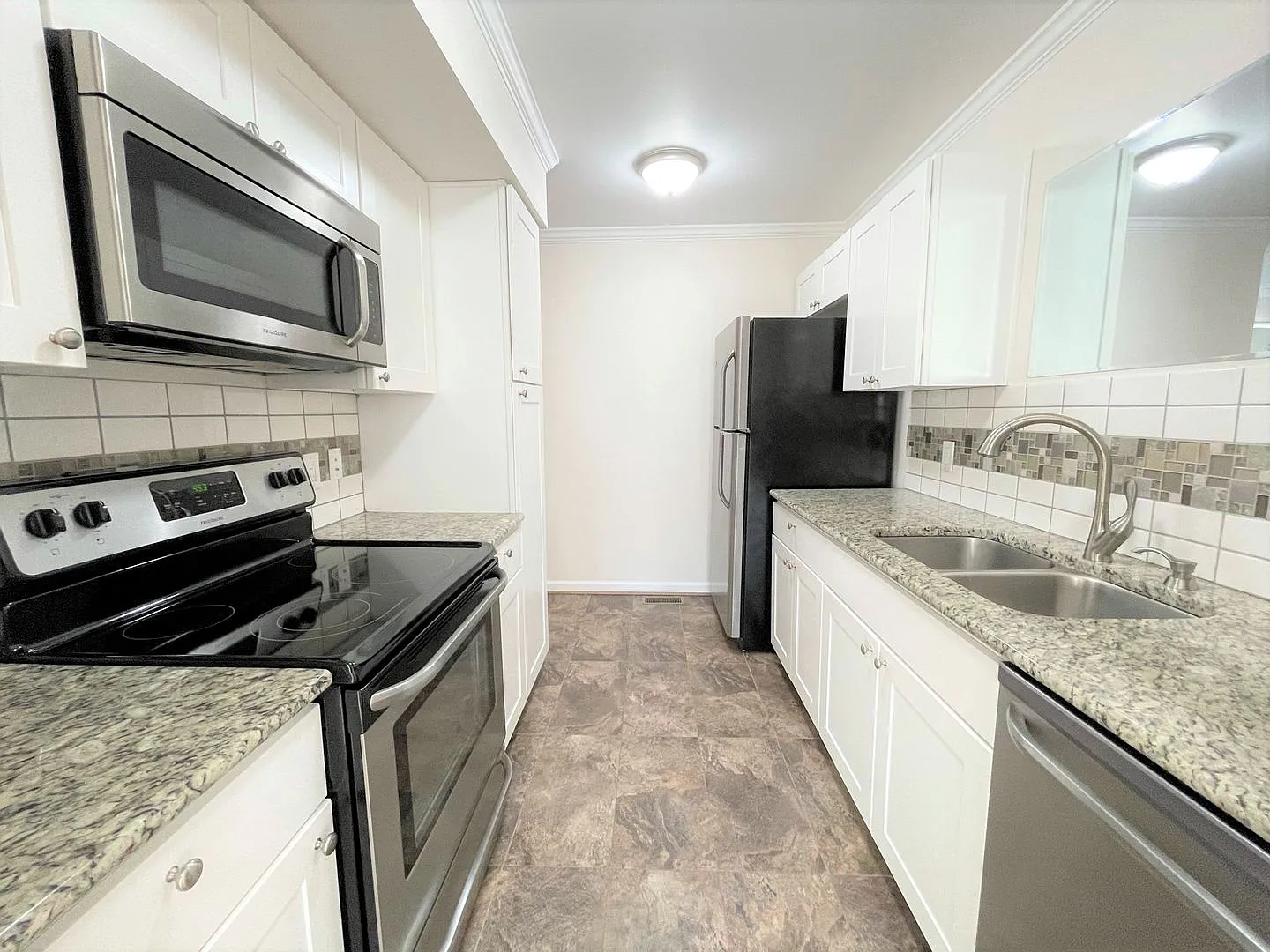 Maple Lane Duplex with 2 Master Suites! — Photo 2