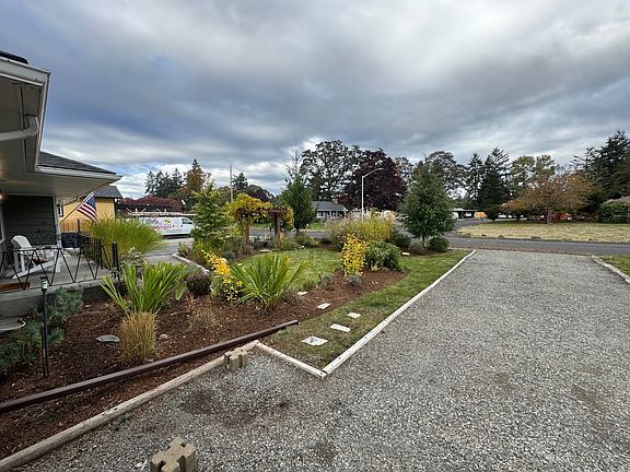 Front garden/yard.