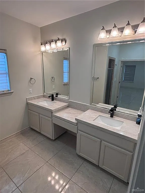 4 bed, 3.0 bath, 2296 sqft, $2,600 — Photo 3