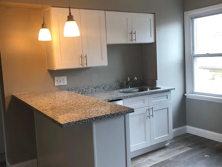 1544 W 29th St #2 — Photo 3