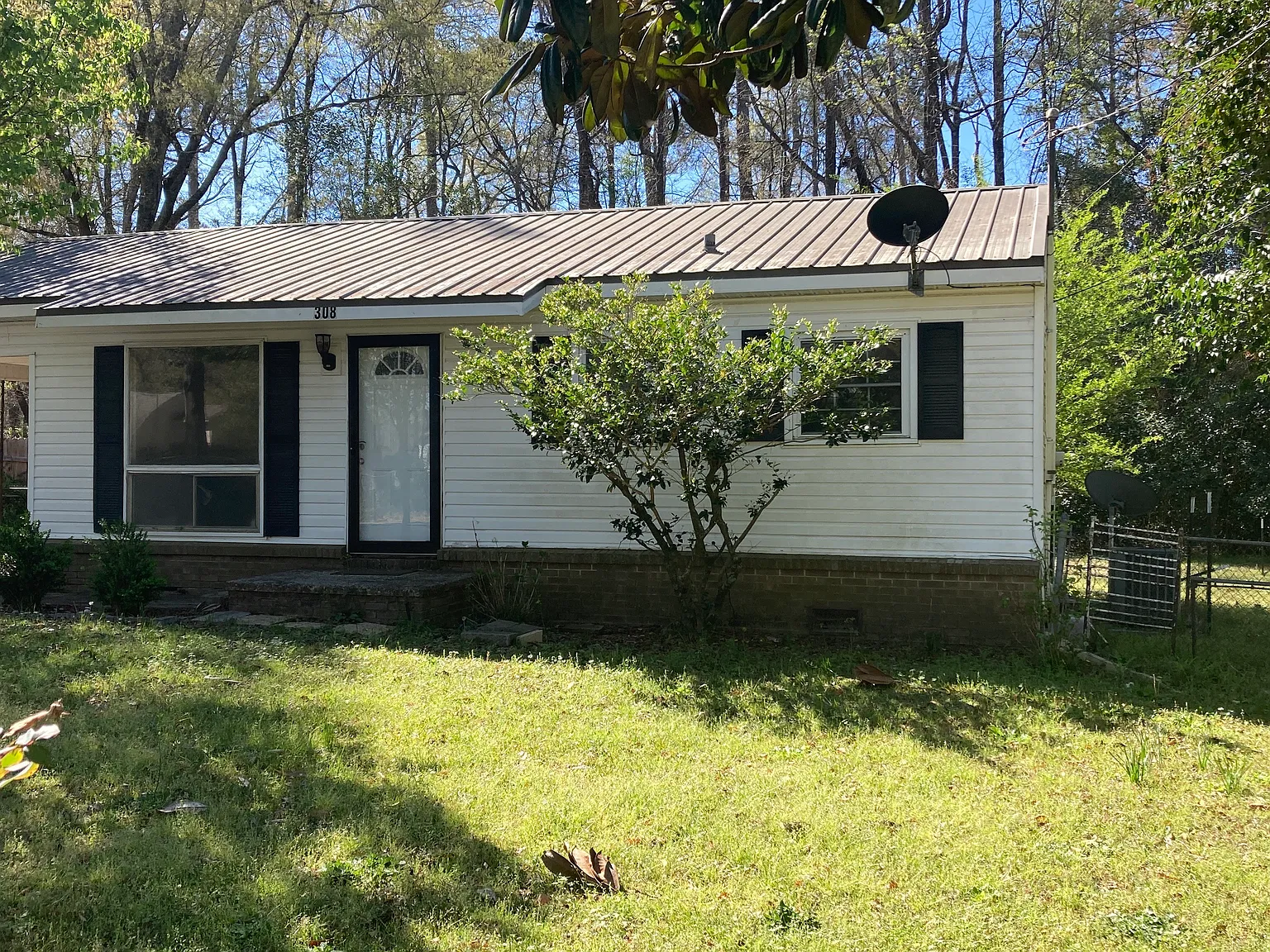 3 bed, 825 sqft, $1,000 — Photo 1