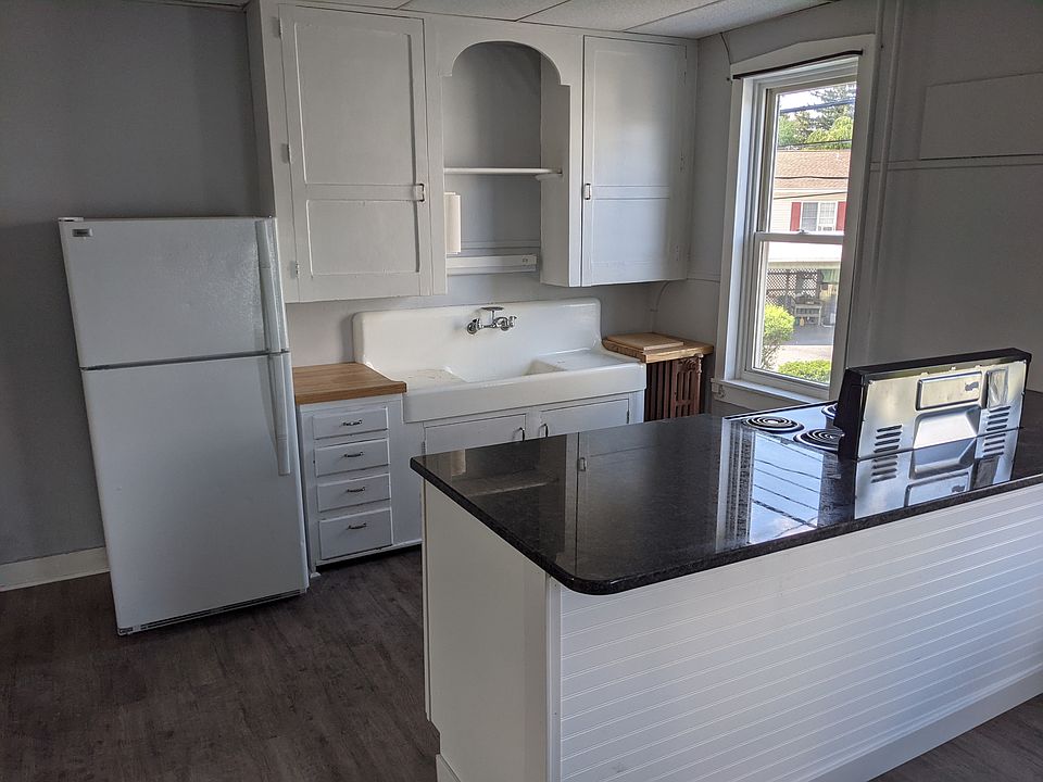 Kitchen with large sink and granite peninsula!
