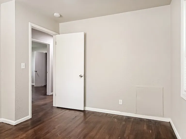 1583637_028_bedroom_13181644.jpg