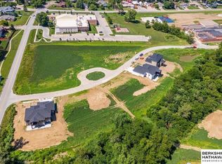 4 Monrovia Ests, Papillion, NE 68046