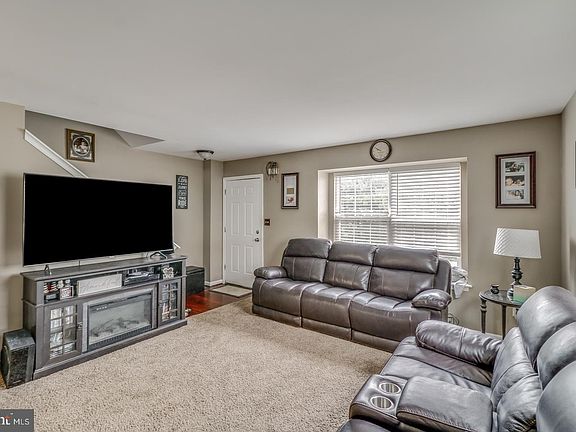 3rd image of 300 Caribou Ln