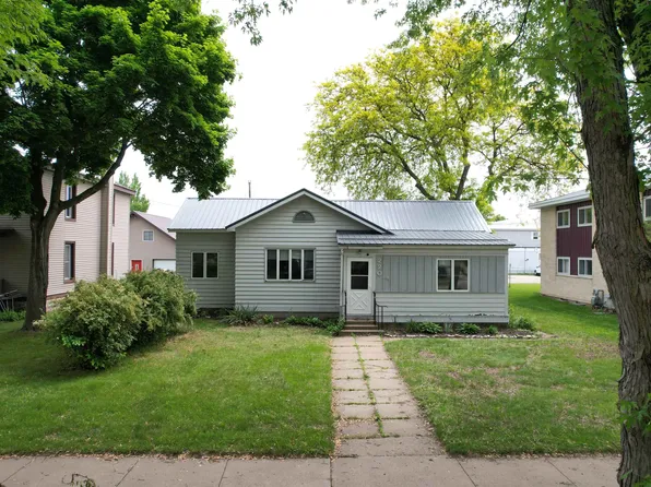 220 S Wacouta Ave, Prairie Du Chien, WI 53821