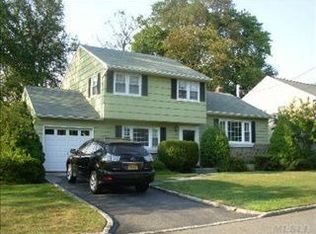 95 Hampton Blvd, Massapequa, NY 11758