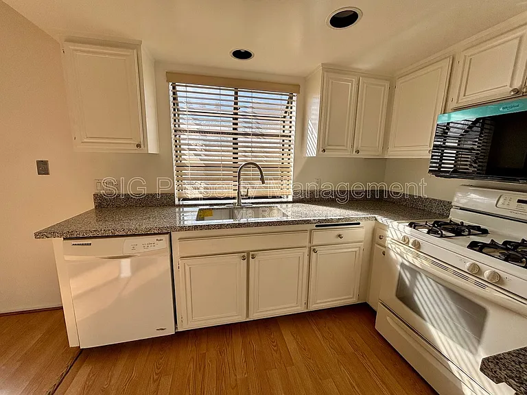 691 S Marengo Ave #4 — Photo 5