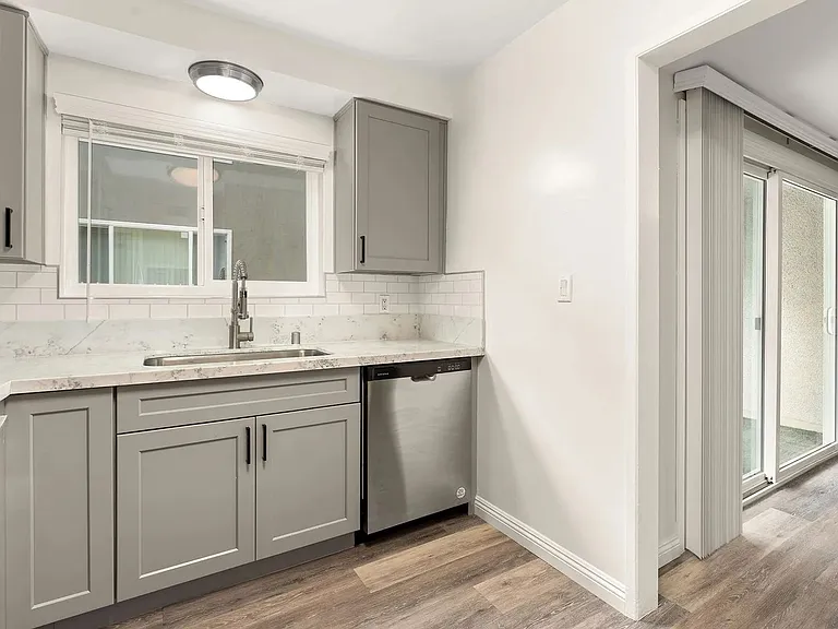 Florentine Apartments — Photo 15